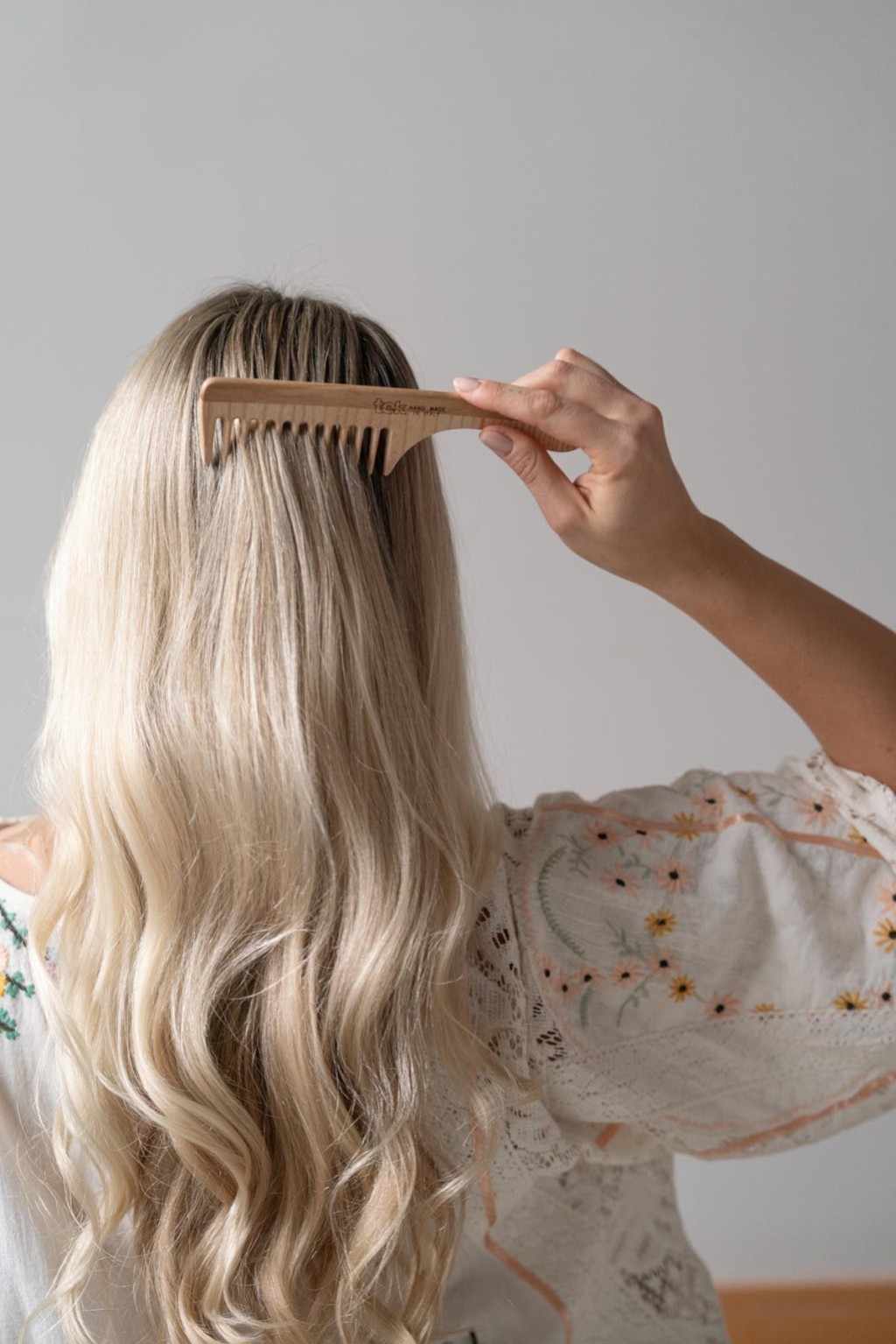 Natural hair care: discover the amazing benefits of wooden brushes and combs!